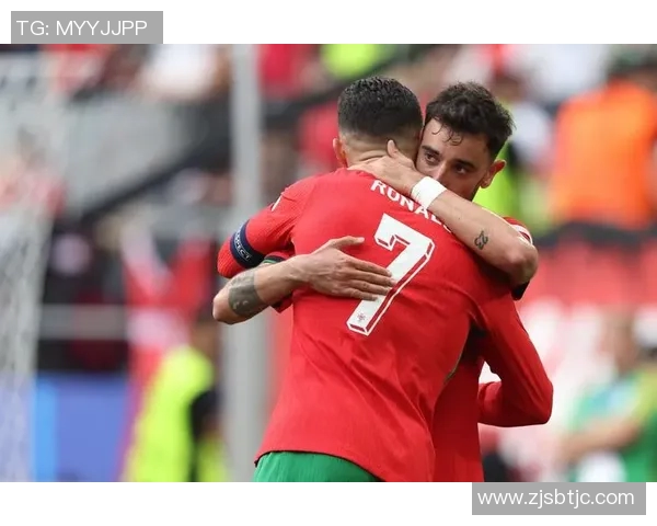 足球明星C罗与众球员欢聚一堂的精彩瞬间大合照分享